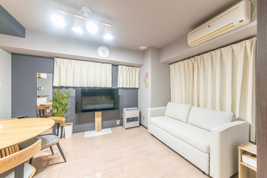 白いソファと壁掛けテレビ