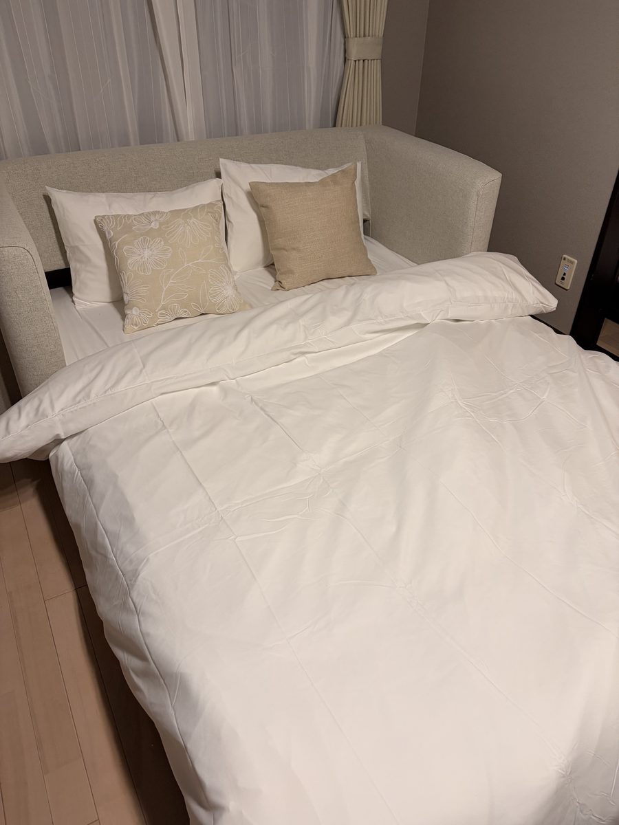 ソファベッドを展開して寝具を敷いた状態