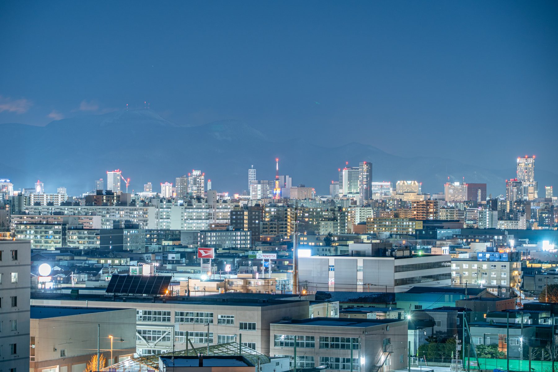 1001号室の窓から見た札幌中心部方向の夜景